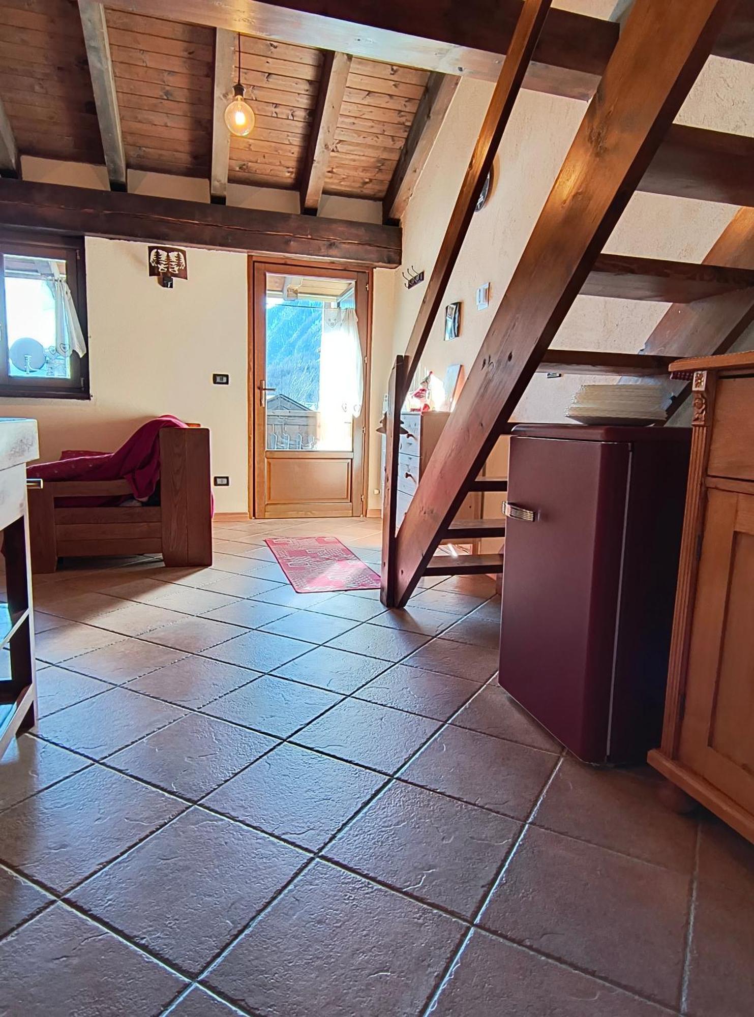 Petit Royal - Appartamento Charmant Per 6 Persone - Con Giardino E Balcone - Maisons De Charme Champoluc Exterior foto
